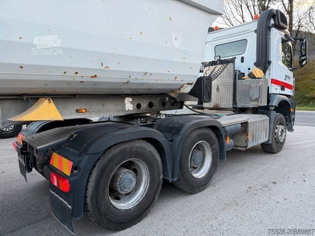 Standardowy ciągnik siodłowy MERCEDES-BENZ Arocs 2642 6X4 BL Schalter + Aufleieger Schmitz