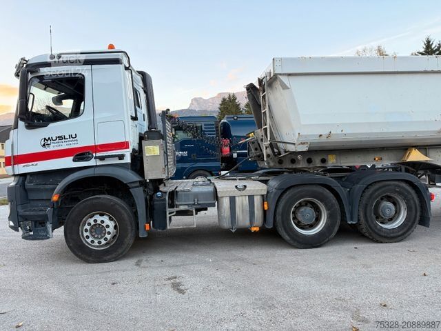 Standardowy ciągnik siodłowy MERCEDES-BENZ Arocs 2642 6X4 BL Schalter + Aufleieger Schmitz