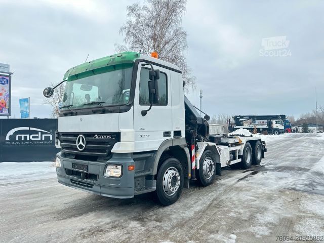 Camion benne à bras amovible MERCEDES-BENZ Actros 3244 8x4 Abrollkipper KRAN 20m FUNK