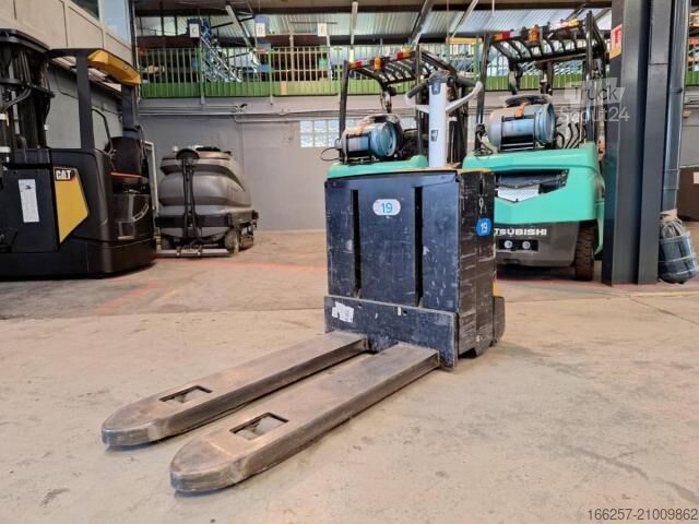 Manual pallet jack Caterpillar NPP20N2