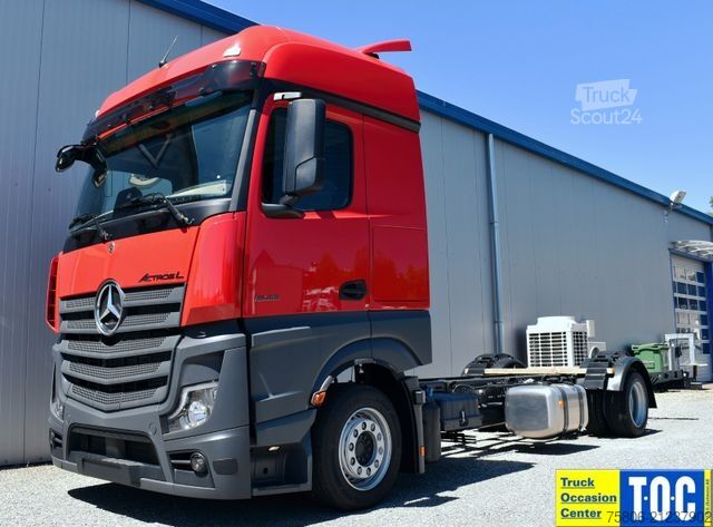 LKW mit Kofferaufbau MERCEDES-BENZ Actros 1836 LnR 5-Plätzer ADR Standklima