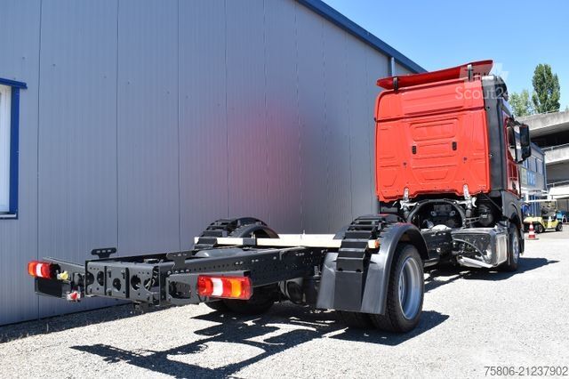 LKW mit Kofferaufbau MERCEDES-BENZ Actros 1836 LnR 5-Plätzer ADR Standklima