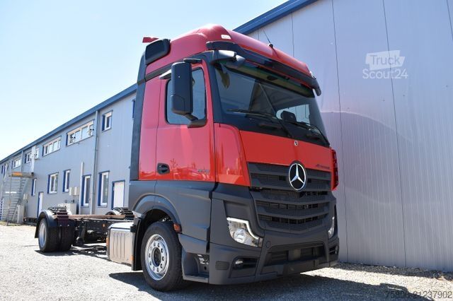 LKW mit Kofferaufbau MERCEDES-BENZ Actros 1836 LnR 5-Plätzer ADR Standklima