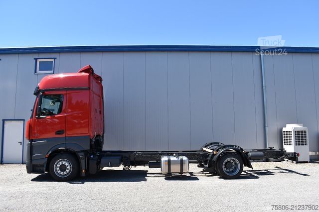 LKW mit Kofferaufbau MERCEDES-BENZ Actros 1836 LnR 5-Plätzer ADR Standklima