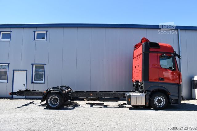 LKW mit Kofferaufbau MERCEDES-BENZ Actros 1836 LnR 5-Plätzer ADR Standklima