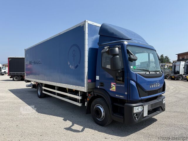 Teherautó platóval és hidraulikus emelőfallal iveco eurocargo 160-250