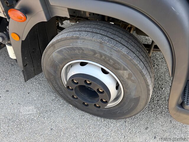 Teherautó platóval és hidraulikus emelőfallal iveco eurocargo 160-250