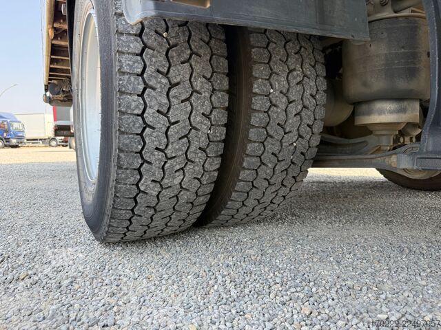 Teherautó platóval és hidraulikus emelőfallal iveco eurocargo 160-250