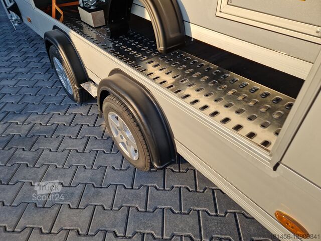 Kofferanhänger Debon C2000 geschlossener Fahrzeugtransport