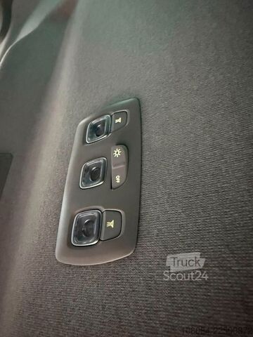 Minibussi RENAULT Trafic Style Life 8 Sitze Klima Tempomat LED