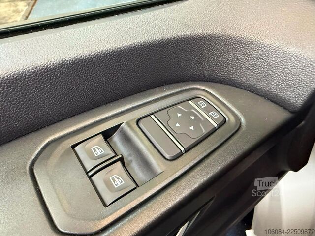 Minibussi RENAULT Trafic Style Life 8 Sitze Klima Tempomat LED