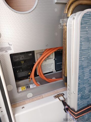 Pusiau integruotas kemperis Rapido 696F