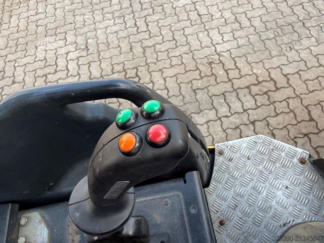 Jednovalcový valec BOMAG BW100AD-5 mit Streuer / 2017 BJ / KAG