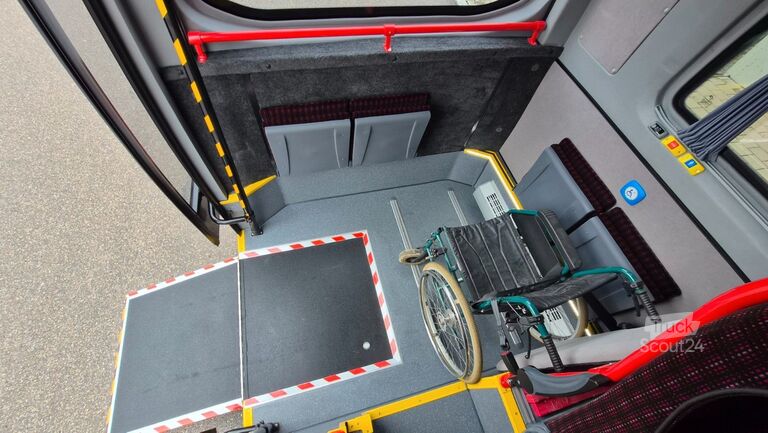Minibus MERCEDES-BENZ Sprinter 517 Heckniederflur Vorlauffahrzeug
