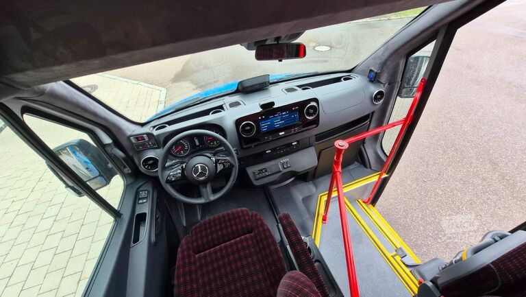 Minibus MERCEDES-BENZ Sprinter 517 Heckniederflur Vorlauffahrzeug