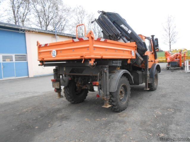 Camião basculante UNIMOG U1450 427/11 mit Kran