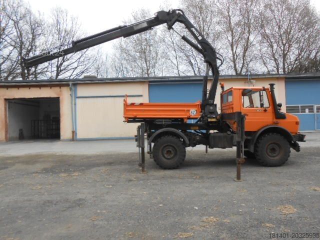 Camião basculante UNIMOG U1450 427/11 mit Kran