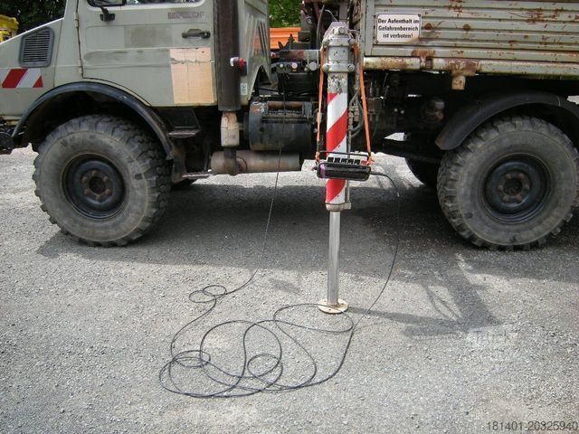Furgón volquete trilateral MERCEDES-BENZ Unimog U1250 mit Kran MKG 105