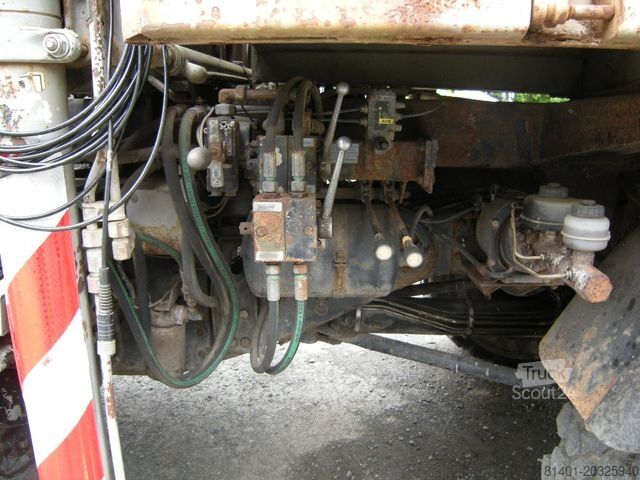 Furgón volquete trilateral MERCEDES-BENZ Unimog U1250 mit Kran MKG 105