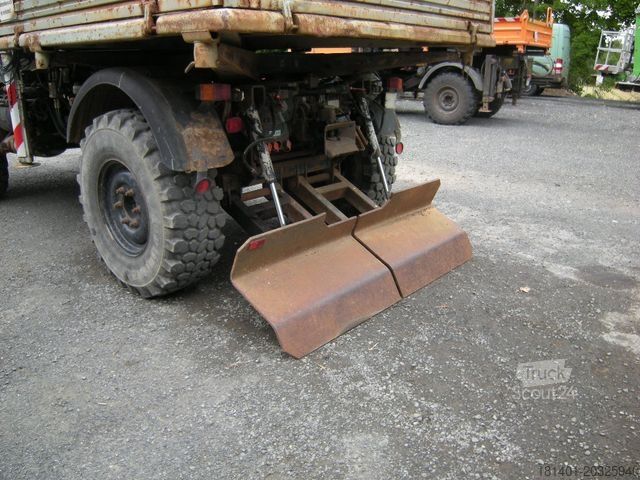 Furgón volquete trilateral MERCEDES-BENZ Unimog U1250 mit Kran MKG 105