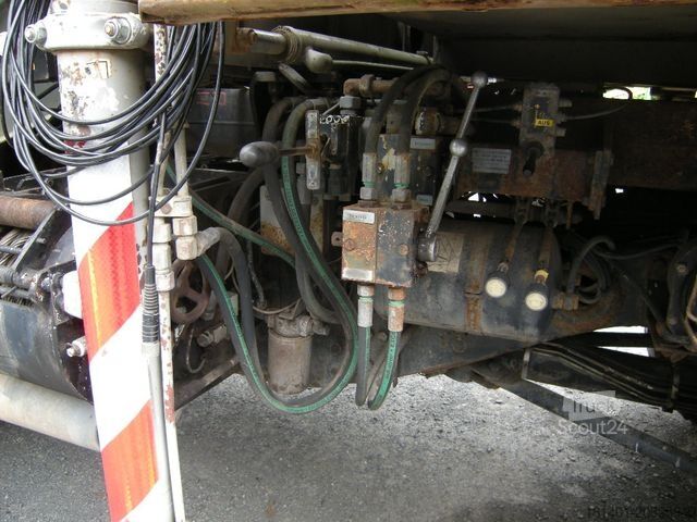 Furgón volquete trilateral MERCEDES-BENZ Unimog U1250 mit Kran MKG 105