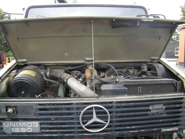 Furgón volquete trilateral MERCEDES-BENZ Unimog U1250 mit Kran MKG 105