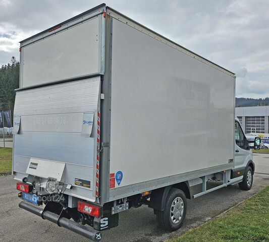 Transporter mit Koffer Ford Transit