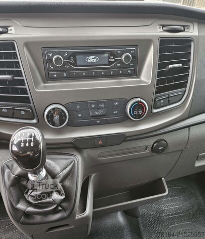 Transporter mit Koffer Ford Transit