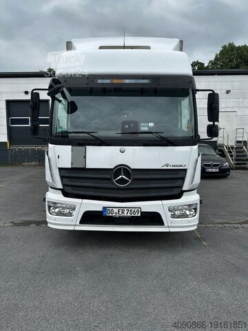 Nákladní automobil s plošinou a plachtou Mercedes-Benz Atego 1230L