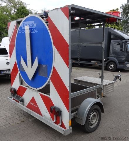 Prikolica Berghaus AM3 Verkehrsleitanhänger Absperrtafel