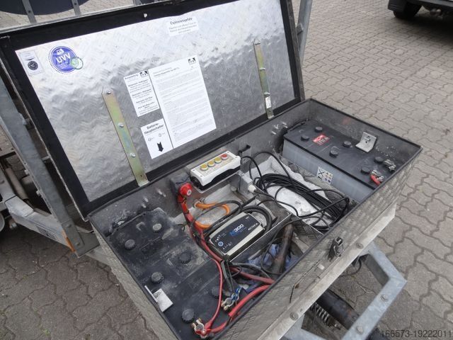 Prikolica Berghaus AM3 Verkehrsleitanhänger Absperrtafel