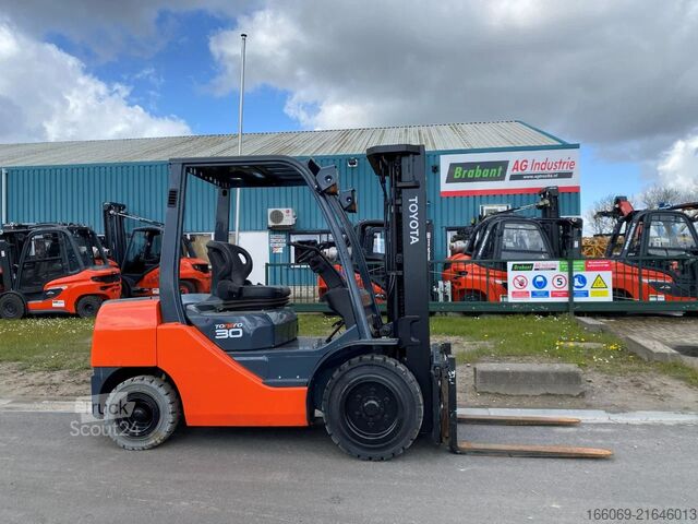 Wózek widłowy Toyota 02-8FDF30