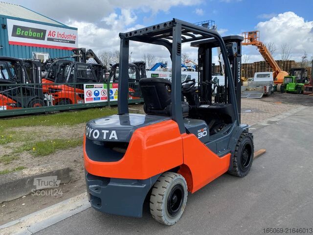 Wózek widłowy Toyota 02-8FDF30