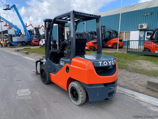 Wózek widłowy Toyota 02-8FDF30