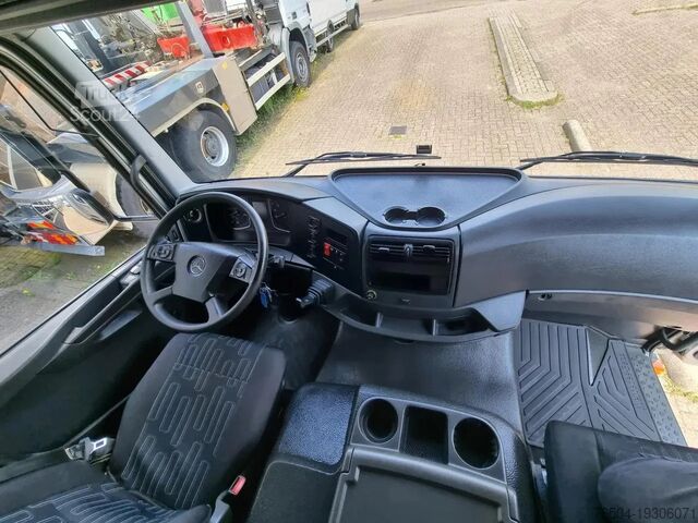 Resväska Mercedes-Benz Atego 1218 Koffer/ Ladebordwand/ Airco/ Grau Me...