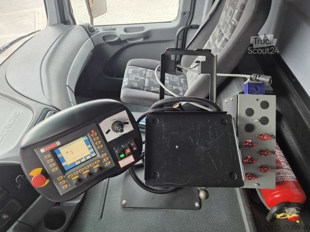 Підмітальна машина MERCEDES-BENZ Actros 2032 A 4x4 Bucher STKF 9500 Airport 30x