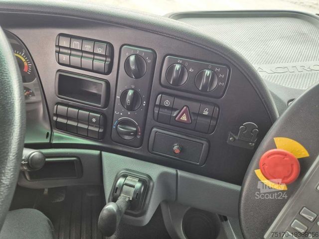 Підмітальна машина MERCEDES-BENZ Actros 2032 A 4x4 Bucher STKF 9500 Airport 30x