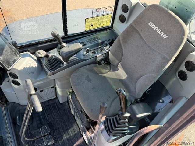 DOOSAN DX 50 Z-7 5.4T - *FULL HYDR - *CENTRAL GREASING* - *HYDR QUICKHITCH - 3 BUCKETS / LÖFFELN - * DOOSAN DX 50 Z-7 5.4T - *FULL HYDR - *CENTRAL GREASING...
