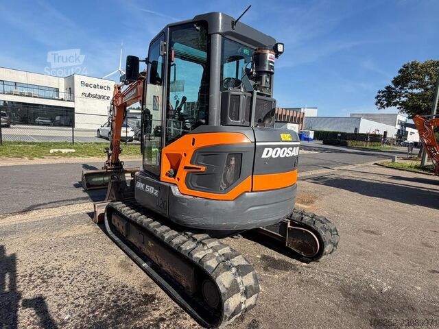 DOOSAN DX 50 Z-7 5.4T - *FULL HYDR - *CENTRAL GREASING* - *HYDR QUICKHITCH - 3 BUCKETS / LÖFFELN - * DOOSAN DX 50 Z-7 5.4T - *FULL HYDR - *CENTRAL GREASING...