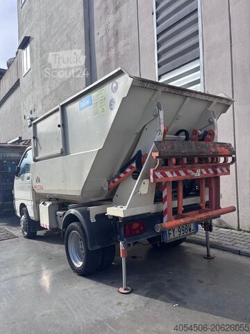 Compactador automático de resíduos Piaggio Porter