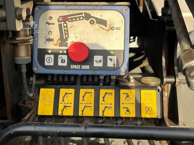 Třístranný sklápěč MERCEDES-BENZ Axor 1833 K  2-Achs Kipper Kran iferst