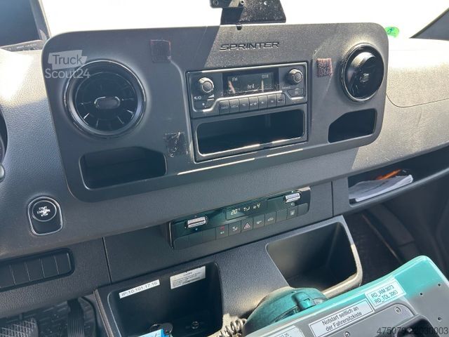Feuerwehrfahrzeug MERCEDES-BENZ Sprinter 519 / 4x4 / RTW / WAS / Trage