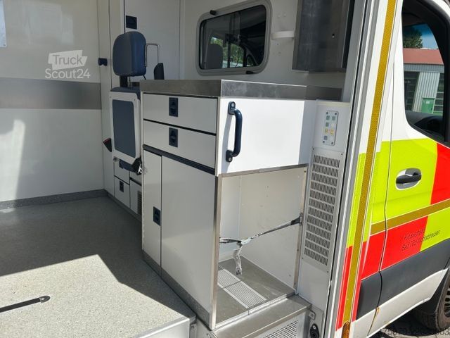 Feuerwehrfahrzeug MERCEDES-BENZ Sprinter 519 / 4x4 / RTW / WAS / Trage