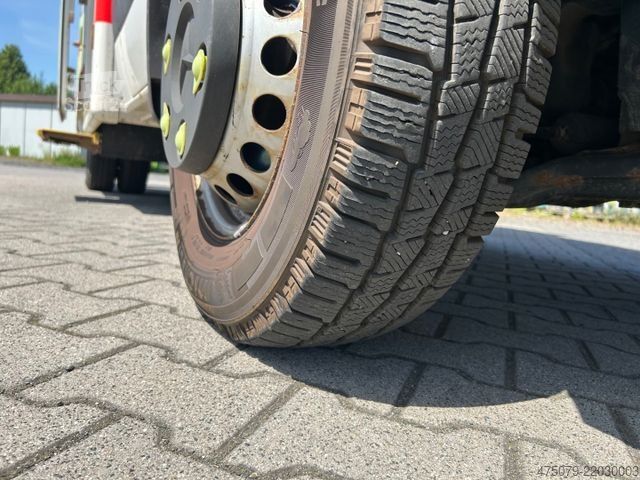 Feuerwehrfahrzeug MERCEDES-BENZ Sprinter 519 / 4x4 / RTW / WAS / Trage