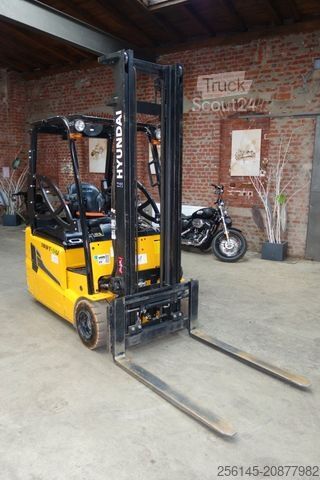 Front loader forklift HYUNDAI 18BT-9U UVV 4,25m Hubh 1680kg Ladegerät