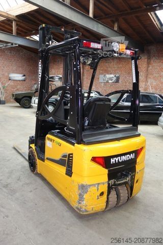 Front loader forklift HYUNDAI 18BT-9U  UVV  4,25m Hubh 1680kg Ladegerät