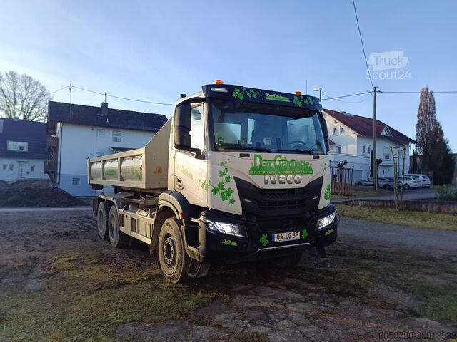 Tovornjak s kavljem za kontejnerje Iveco Trakker 300