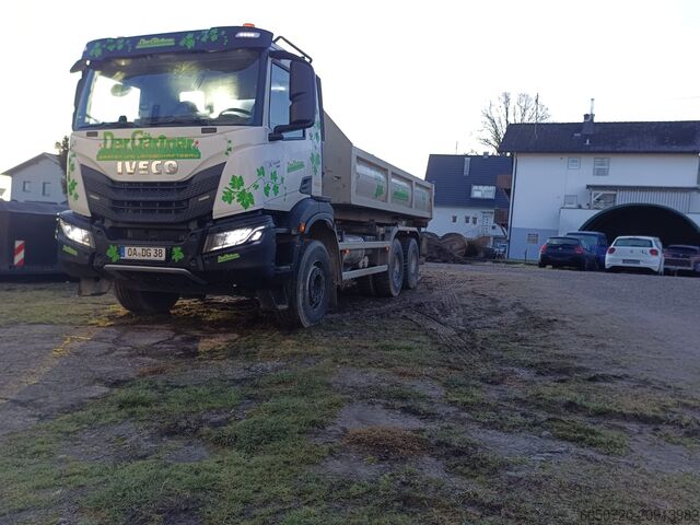 Tovornjak s kavljem za kontejnerje Iveco Trakker 300