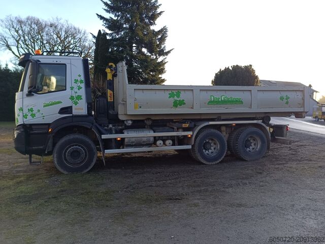 Tovornjak s kavljem za kontejnerje Iveco Trakker 300