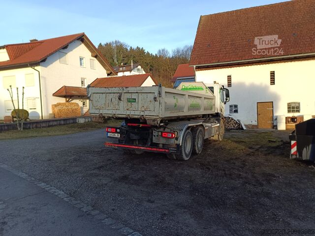 Tovornjak s kavljem za kontejnerje Iveco Trakker 300